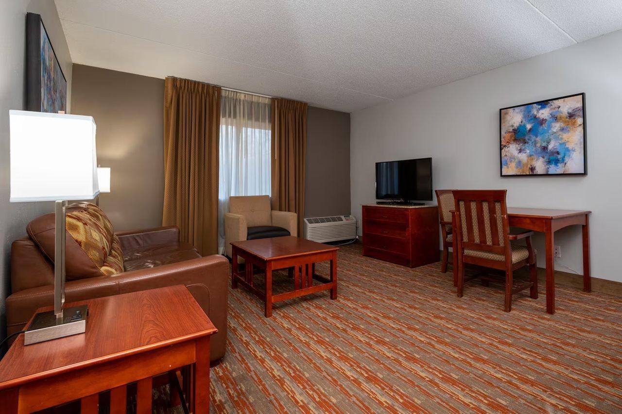 Endeavor Inn & Suites, Trademark Collection By Wyndham Topeka Eksteriør bilde