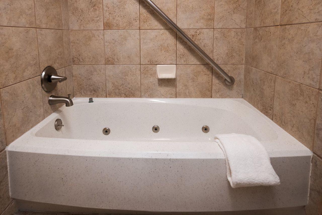Endeavor Inn & Suites, Trademark Collection By Wyndham Topeka Eksteriør bilde