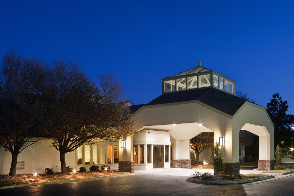 Endeavor Inn & Suites, Trademark Collection By Wyndham Topeka Eksteriør bilde