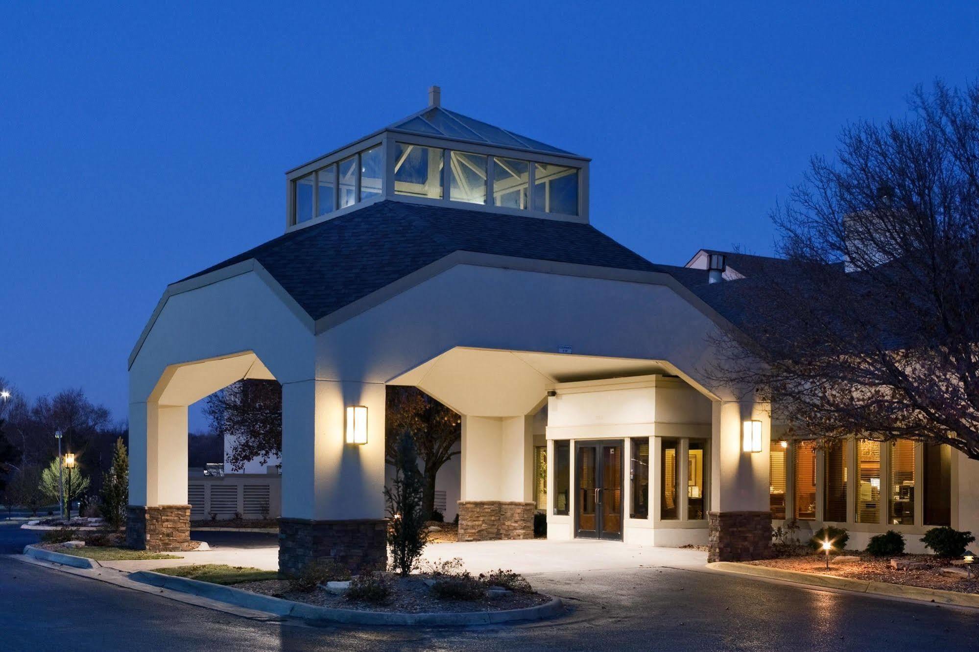 Endeavor Inn & Suites, Trademark Collection By Wyndham Topeka Eksteriør bilde